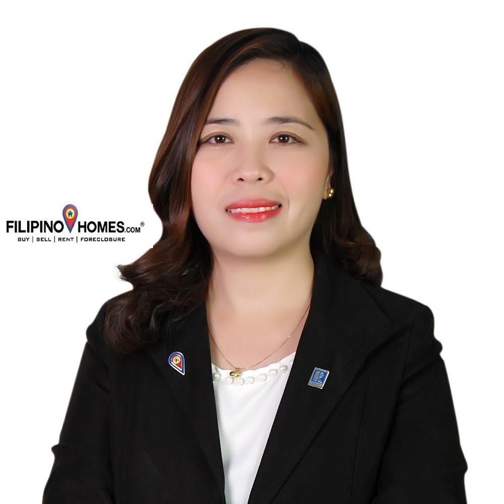 Jenny Acebes — professional real estate broker portrait
